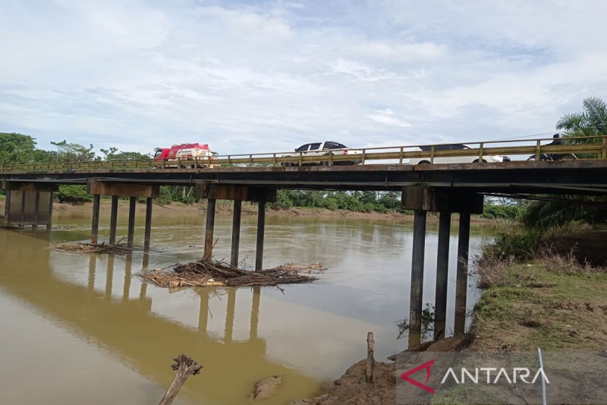 Erosi sungai Aceh Tamiang ancam fondasi Jembatan Kuning Rantau berumur setengah abad