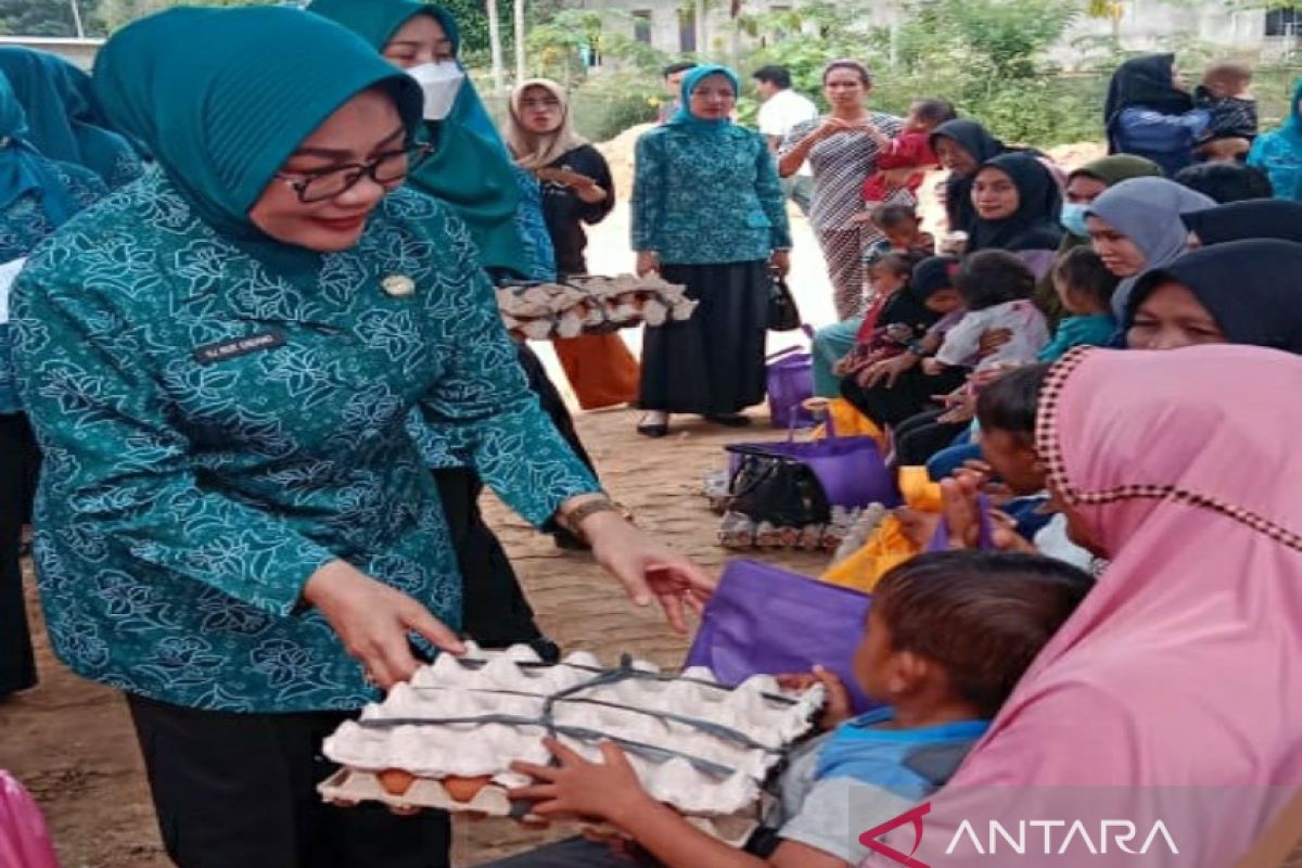 Tim PKK Sulawesi Tenggara serahkan bantuan bagi anak gizi buruk di Soropia Konawe