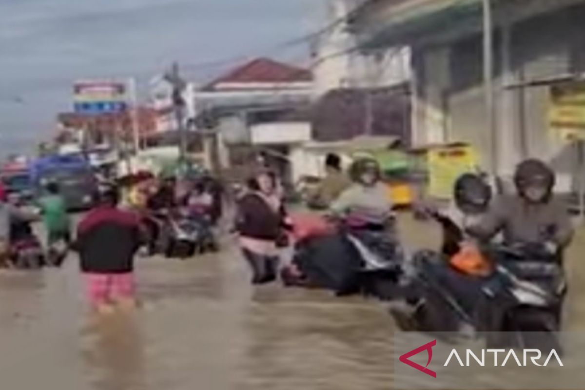 Banjir menyebabkan kemacetan lalu lintas kendaraan di Bangkalan