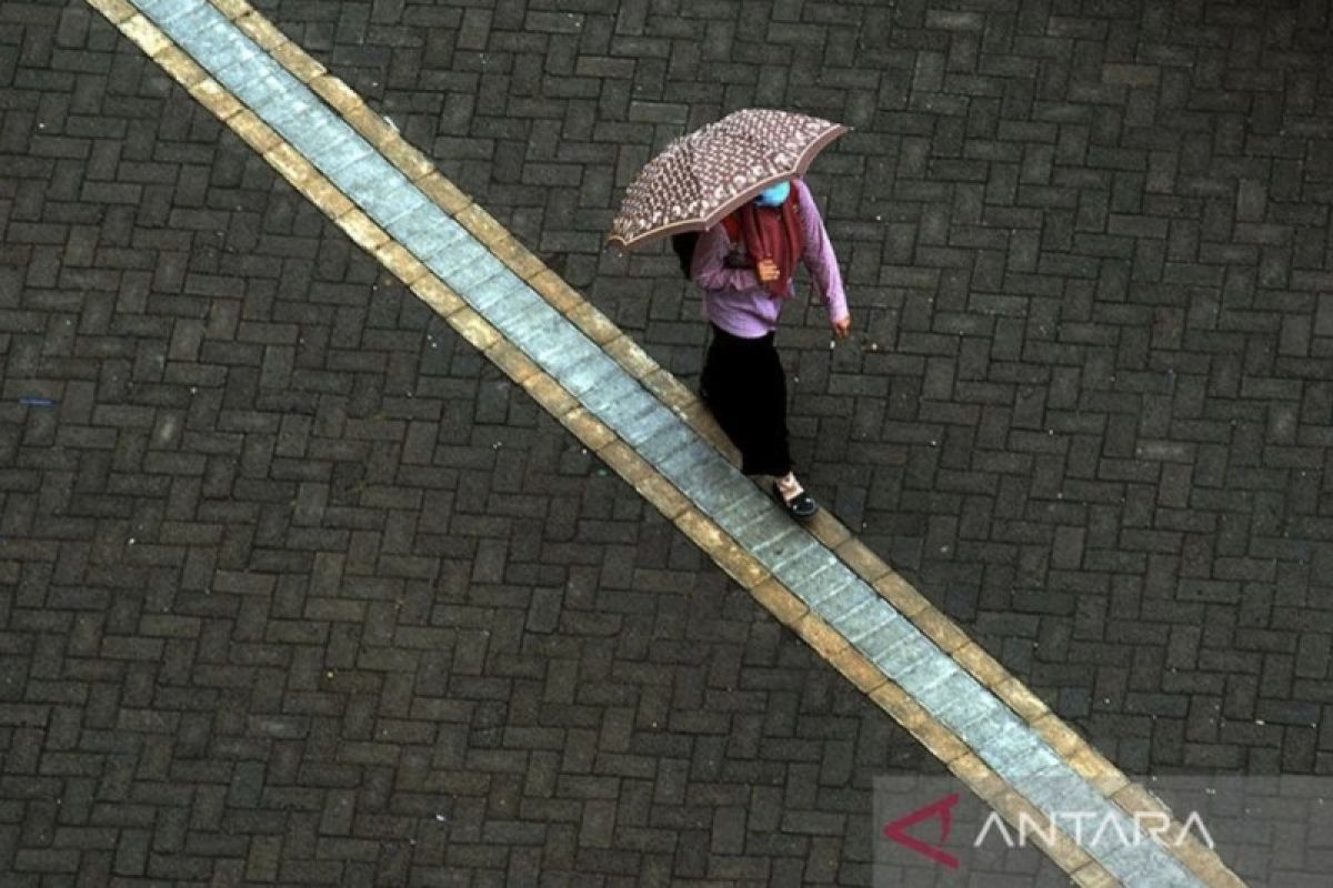 Kota-kota di Indonesia berawan hingga hujan ringan