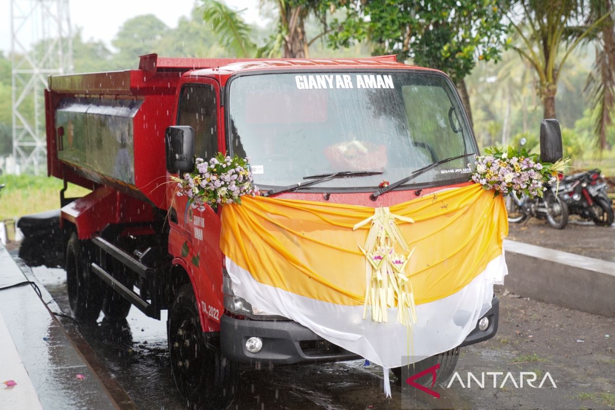 Bupati Gianyar serahkan satu truk Sampah di Singapadu