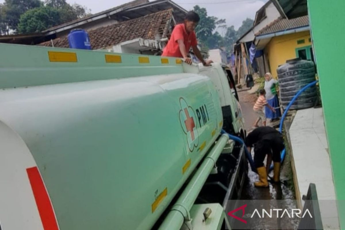 5 juta liter air sudah disalurkan PMI bagi warga korban gempa Cianjur