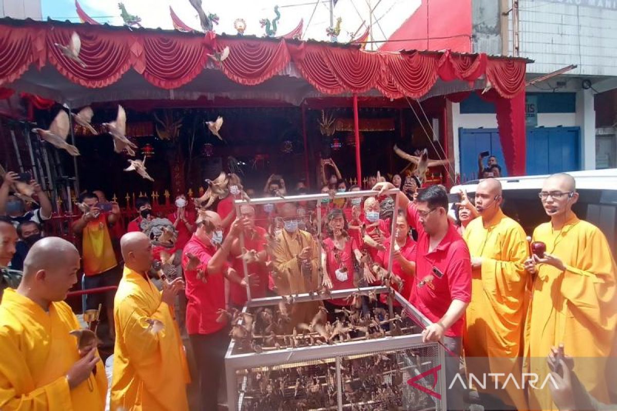 Warga Keturunan Tionghoa Lakukan Tradisi Lepas Burung Sambut Tahun Baru Imlek Antara News Banten 0724