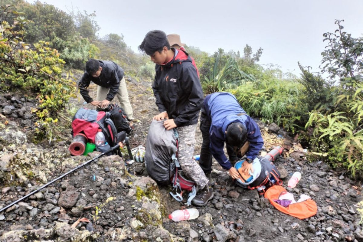 30 pendaki  Gunung Marapi dipaksa turun oleh tim BKSDA