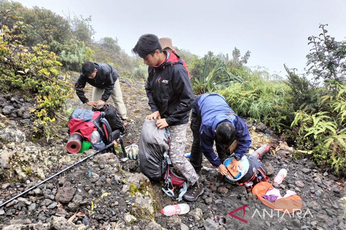 BKSDA Sumbar paksa turun pendaki Gunung Marapi