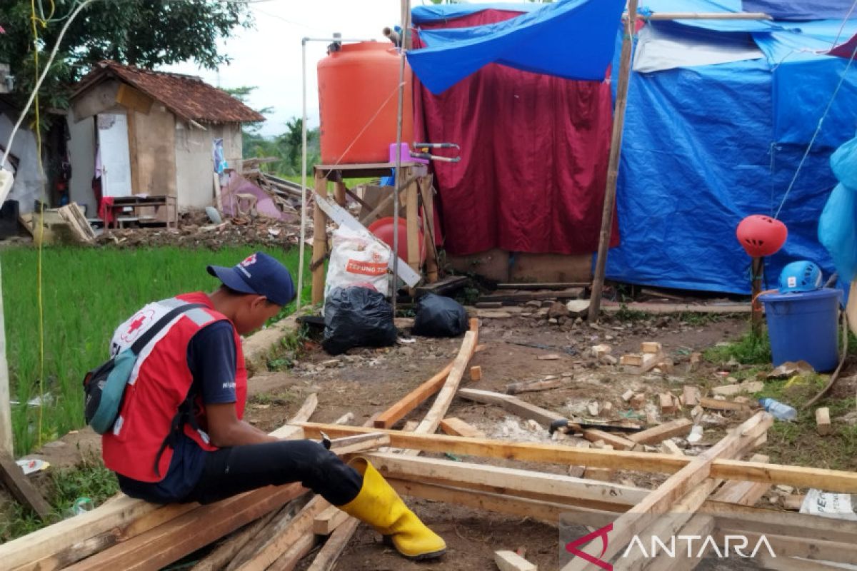 PMI Grobogan-Jateng bantu donasi untuk hunian darurat di Cianjur