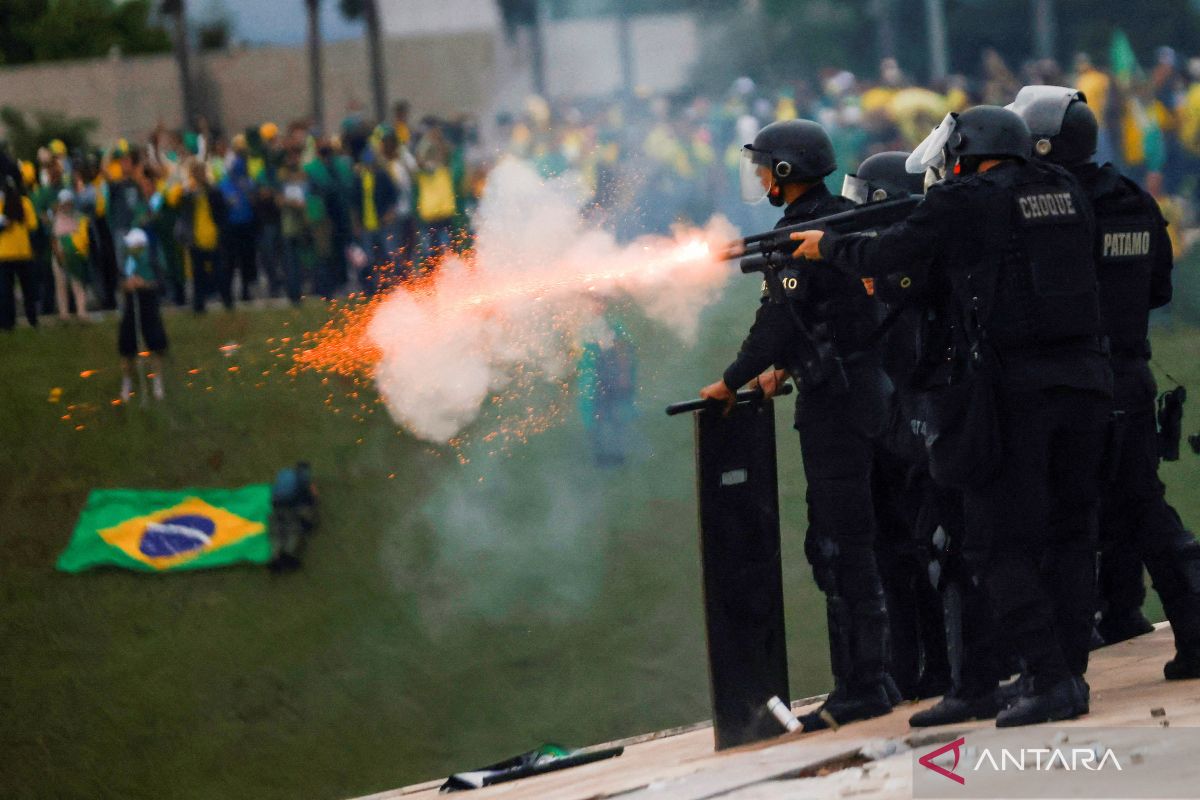 Biden kecam "serangan terhadap demokrasi" di Brazil