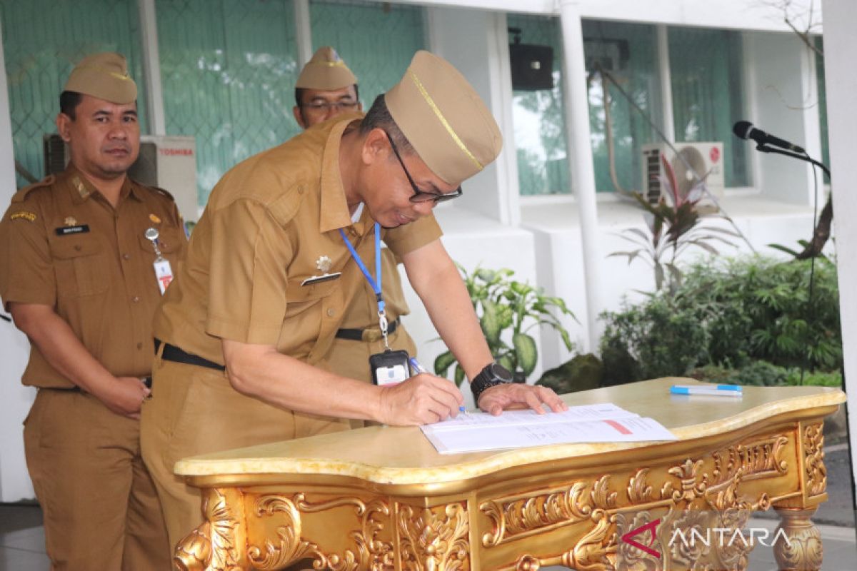 Sekda HSS lakukan penandatangan kinerja bersama para pejabat