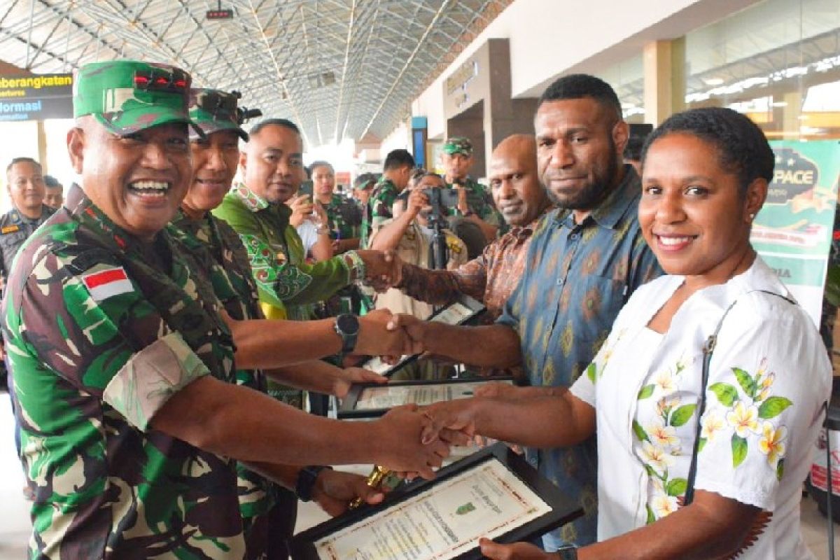 Danrem 172/PWY apresiasi pilot asal Papua bantu pemulangan masyarakat Kiwirok