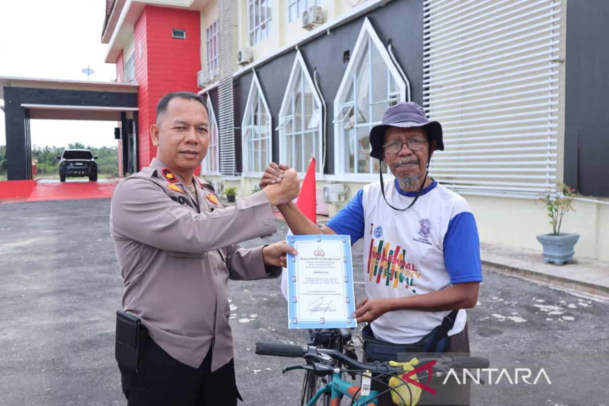 Bersepeda dari Sumbar ke Mekah, warga Minang ini sempatkan singgah ke Polres Meranti