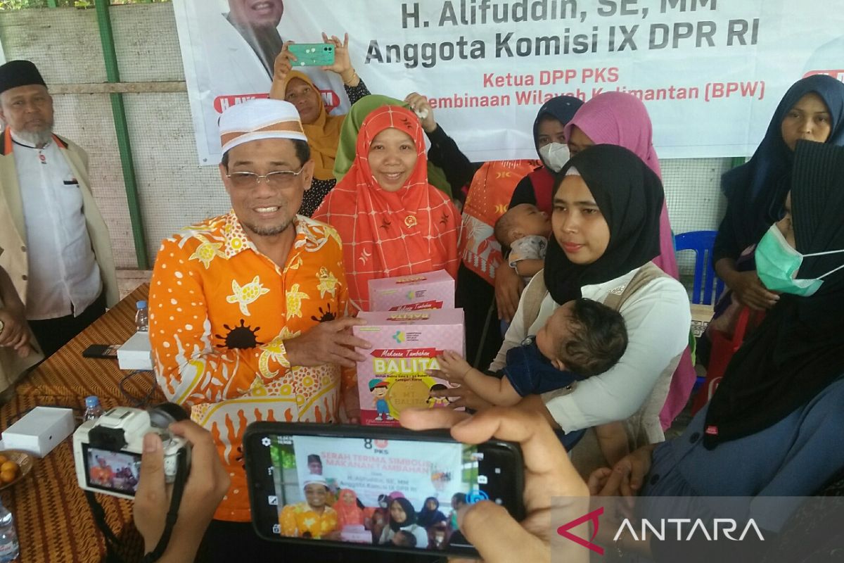 Komisi IX DPR RI bagikan 4.495 dus makanan cegah stunting di Kalimantan