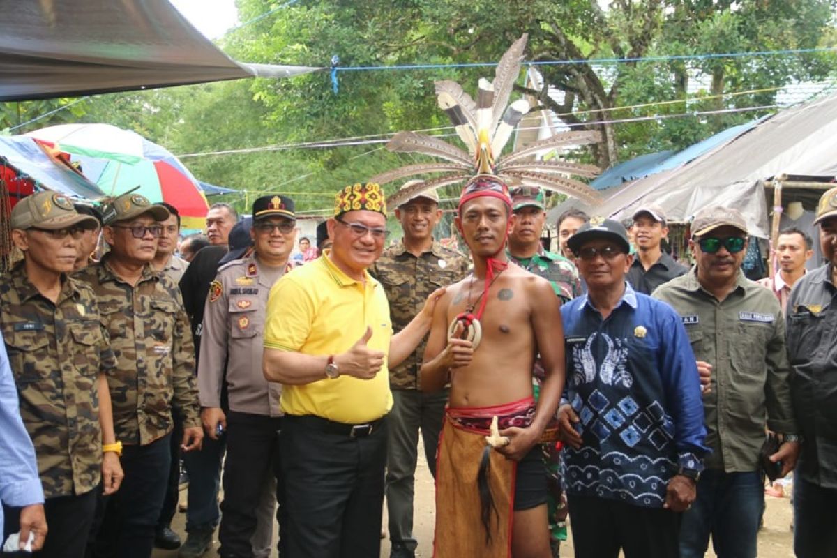 Bupati ajak tradisi adat dayak Goa Temuluang jadi ikon wisata setempat