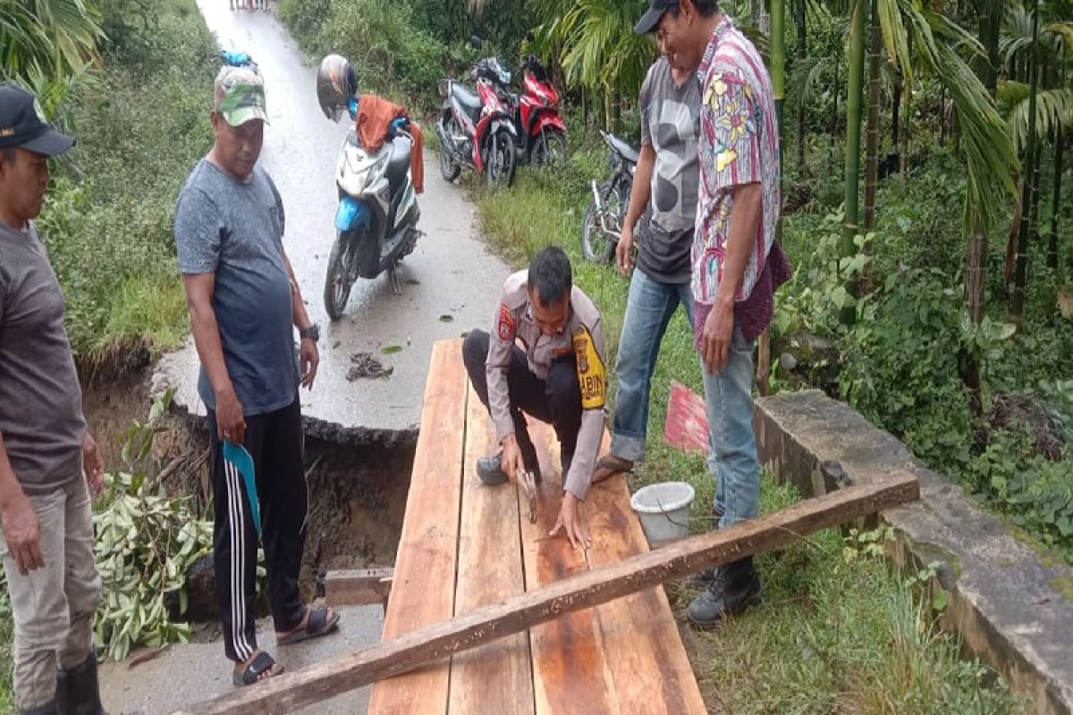 Polisi-warga bangun jembatan darurat di Tamiang Hulu