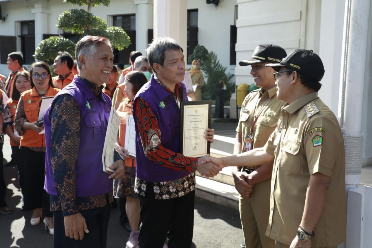 Pemkot Malang serahkan penghargaan pelaksana vaksinasi COVID-19