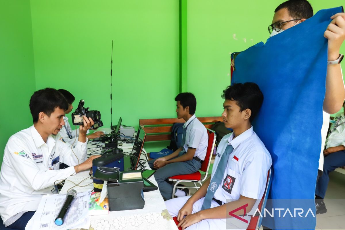 Dukcapil Jakpus jemput bola pembuatan KTP elektronik siswa SMA 24