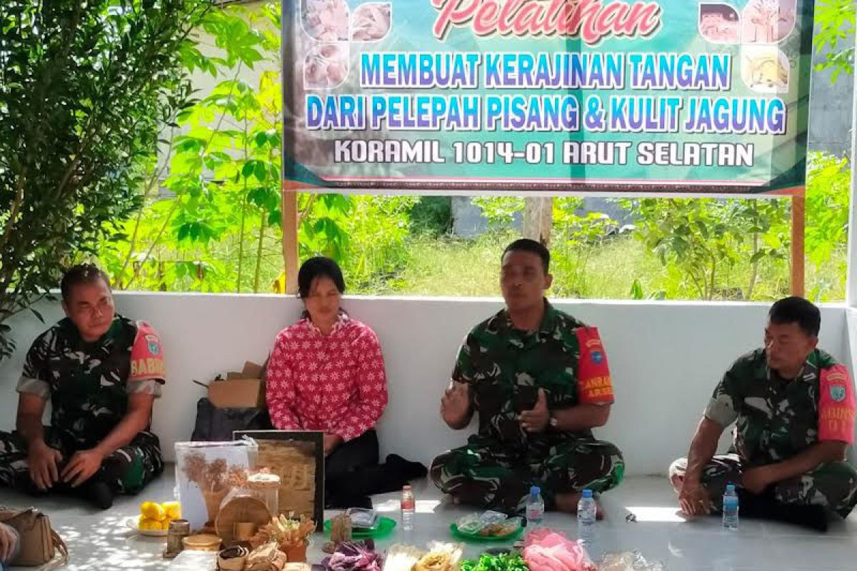 Warga Kobar diberi pelatihan kerajinan tangan dari limbah jagung dan pohon pisang