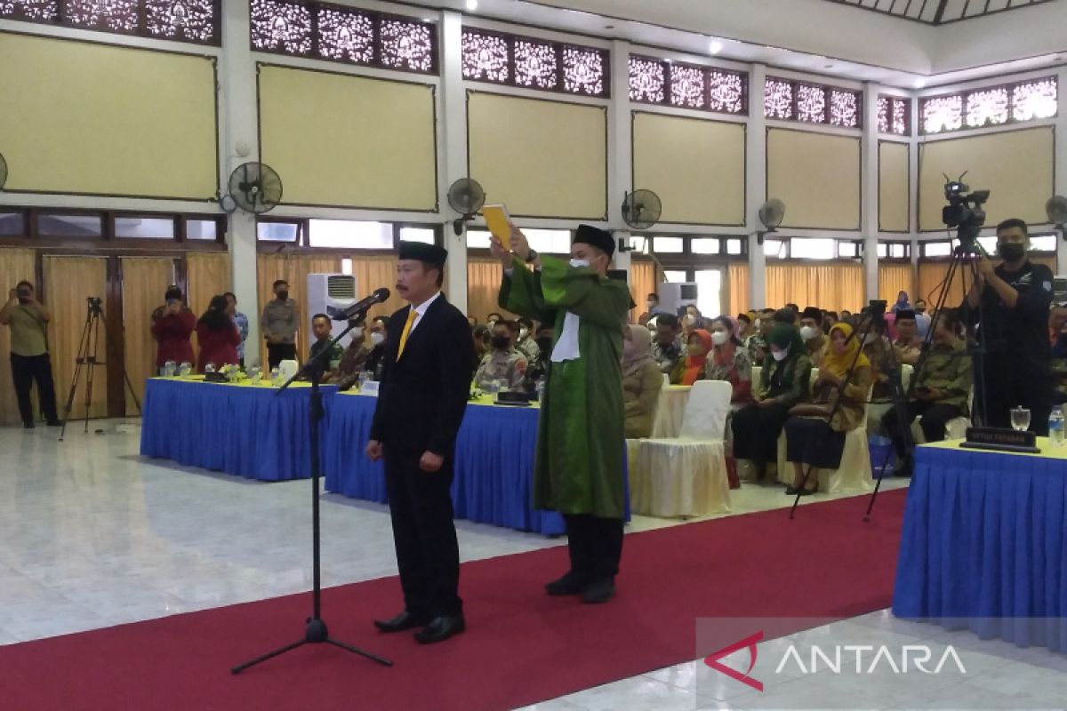 Rektor baru Unisri dilantik