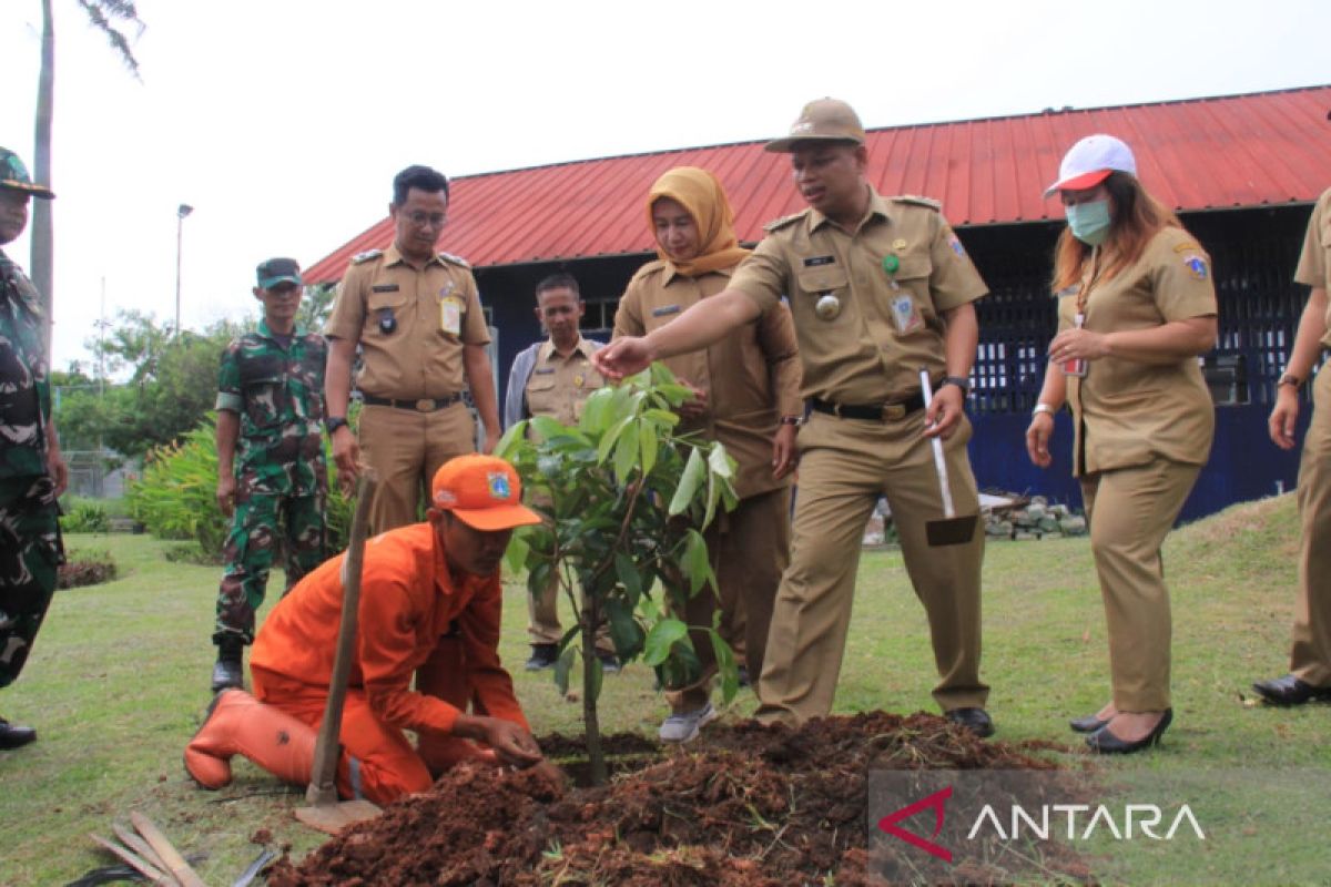 Pemkot Jakbar gencarkan gerakan tanam 10 pohon di tiap kelurahan
