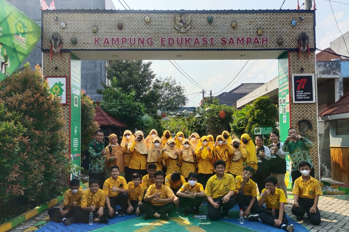 Siswa SMP Muhammadiyah 1 Sidoarjo belajar ke Kampung Edukasi Sampah