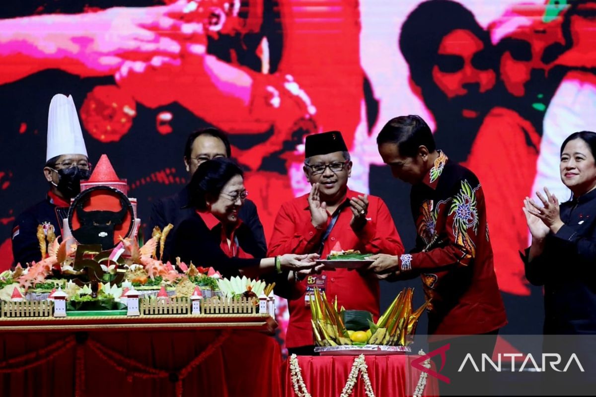 Megawati serahkan nasi tumpeng kepada Jokowi