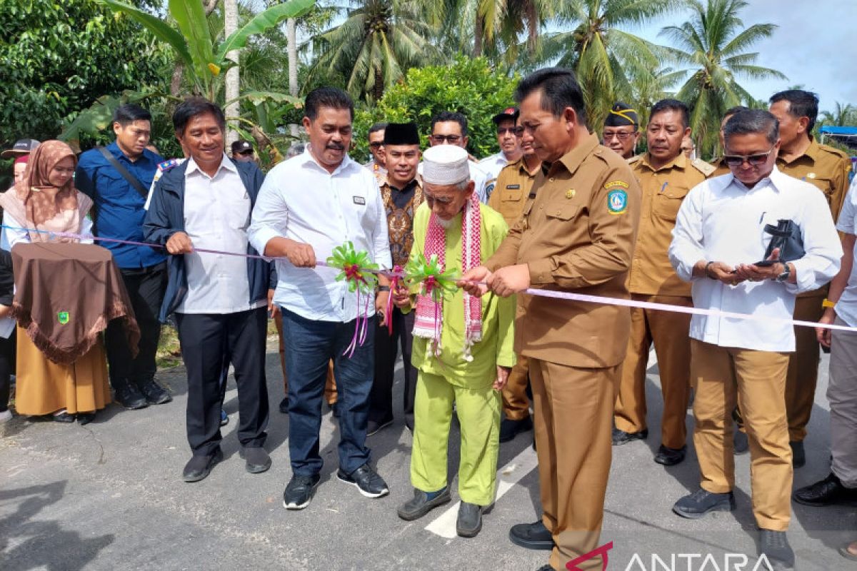 Gubernur Ansar resmikan jalan Trans Batubi - Kelarik di Natuna