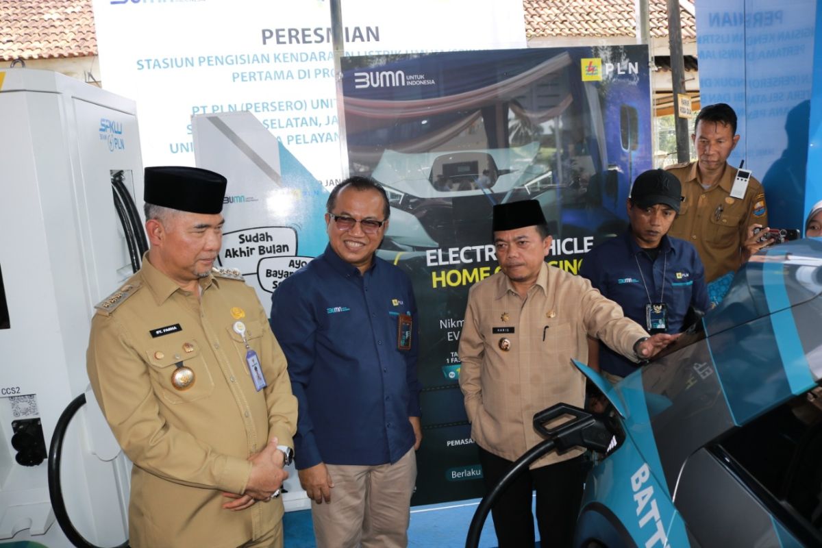 PLN meresmikan stasiun pengisian kendaraan listrik umum pertama di Jambi