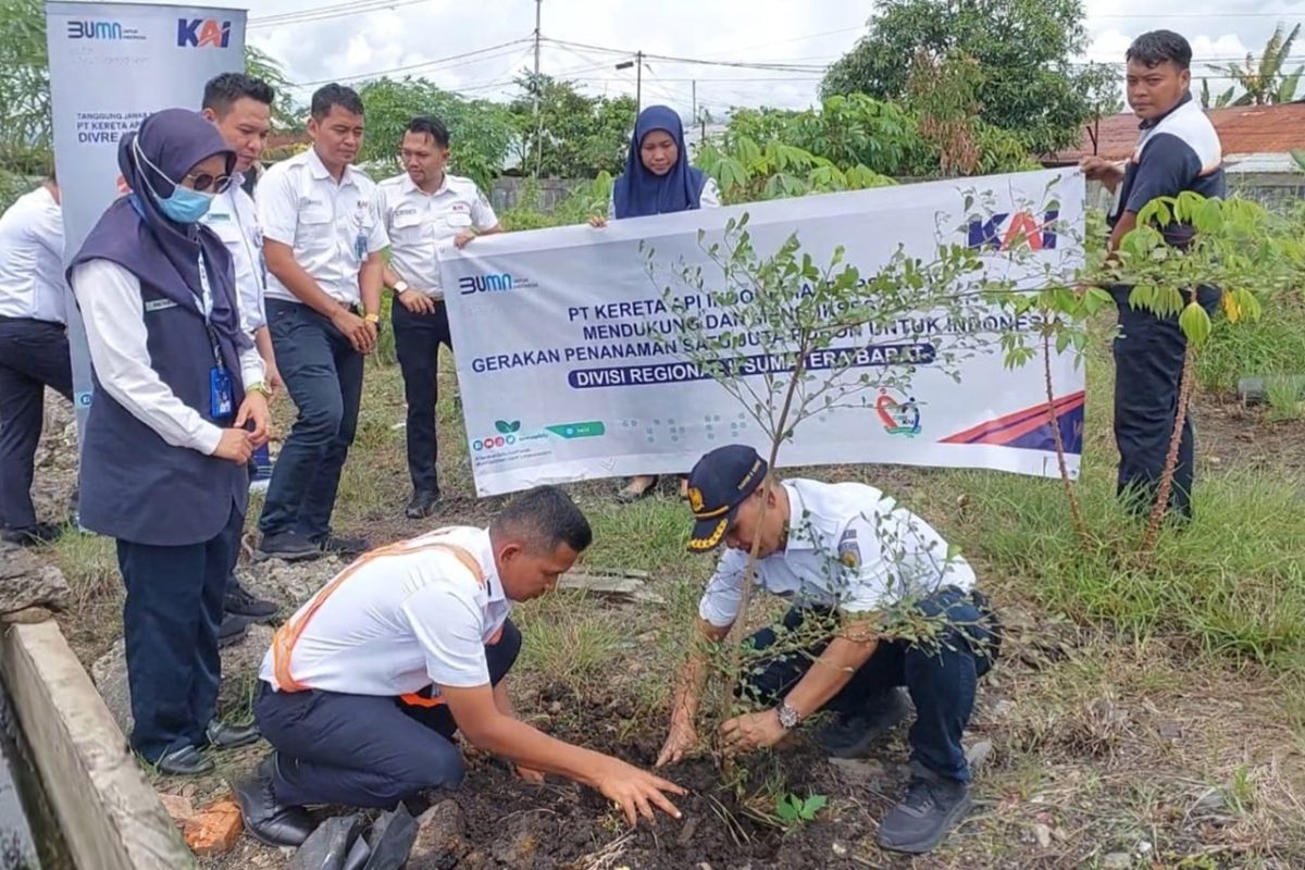 Sukseskan Gerakan Satu Juta Pohon, KAI serentak tanam pohon dan hijaukan stasiun