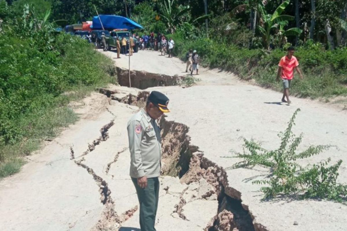 Pemkab Timor Tengah Selatan tangani jalan patah di Kecamatan Ki'e