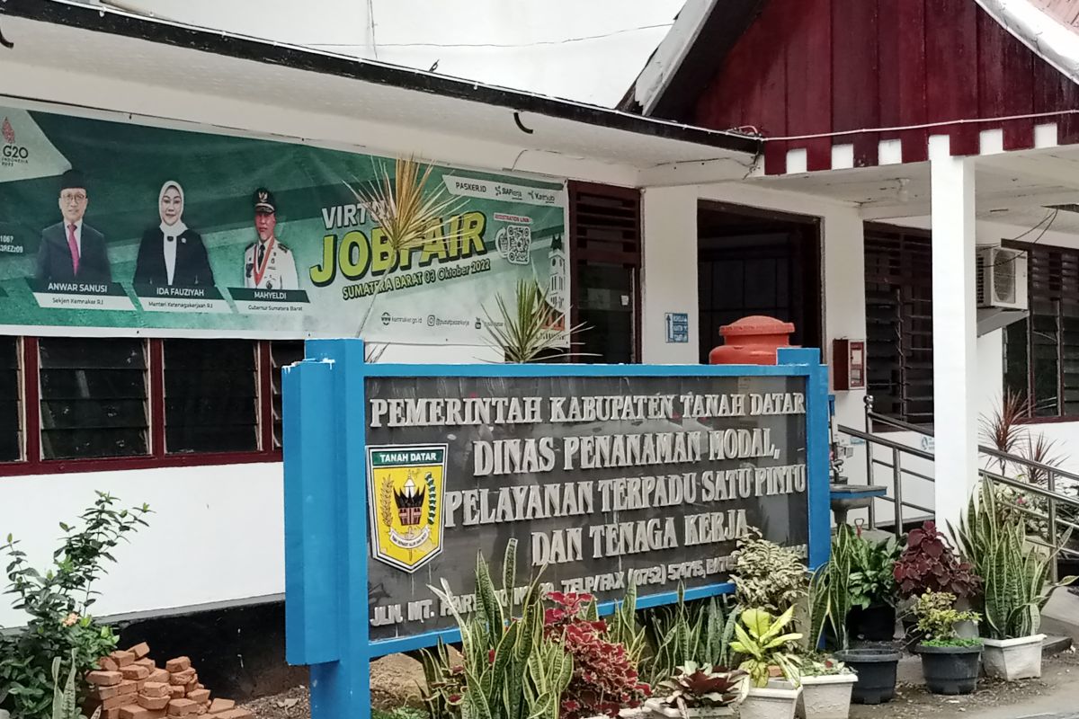 Tingkatkan pelayanan administrasi, Pemkab Tanah Datar terbitkan izin usaha di nagari