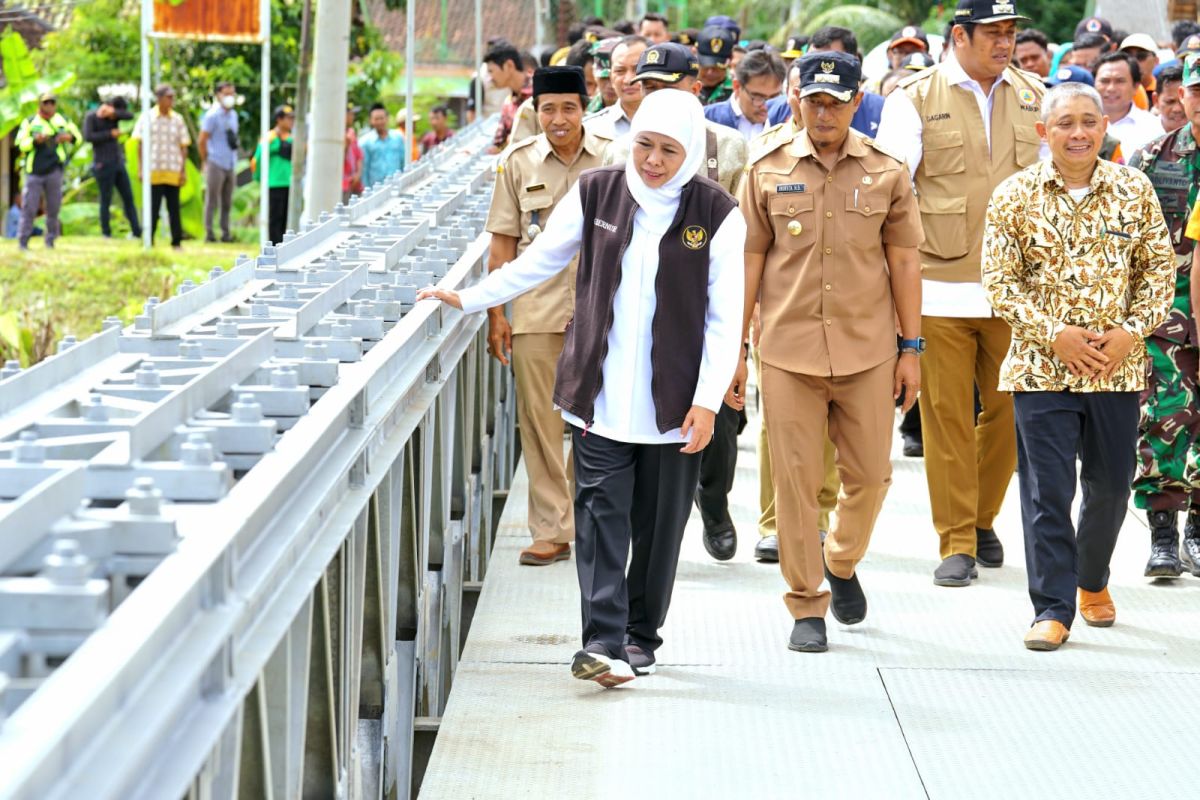 Gubernur Khofifah resmikan operasional dua jembatan darurat di Pacitan