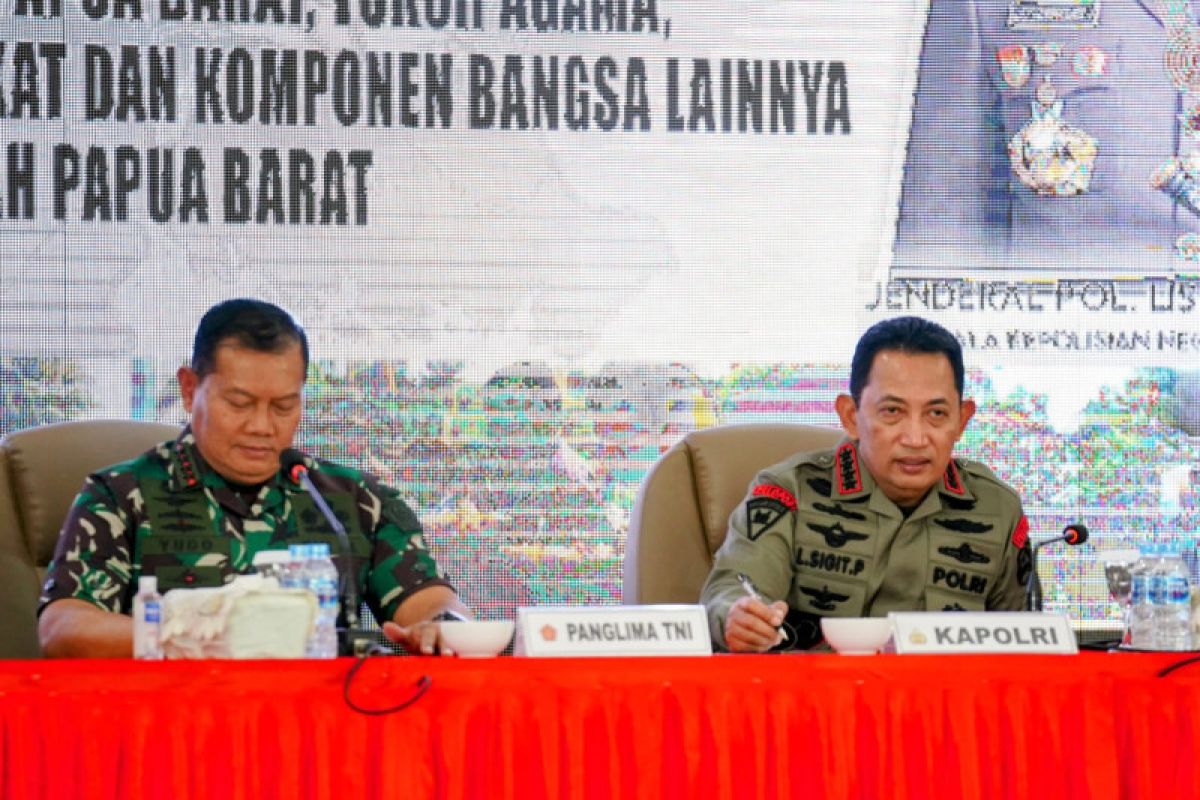 Kapolri Listyo Sigit tunjukkan soliditas TNI-Polri kawal Papua