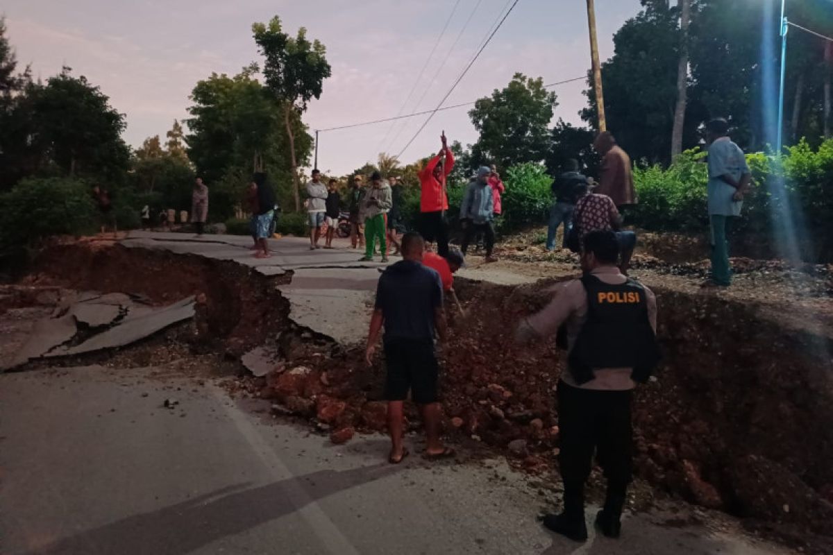 Ruas jalan di Kabupaten TTS NTT patah diduga dampak gempa Maluku