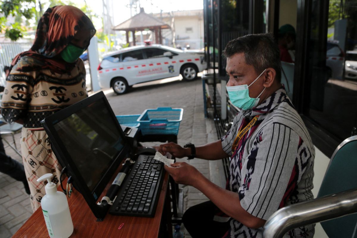 Antrean warga berobat di Puskesmas se-Surabaya berkurang