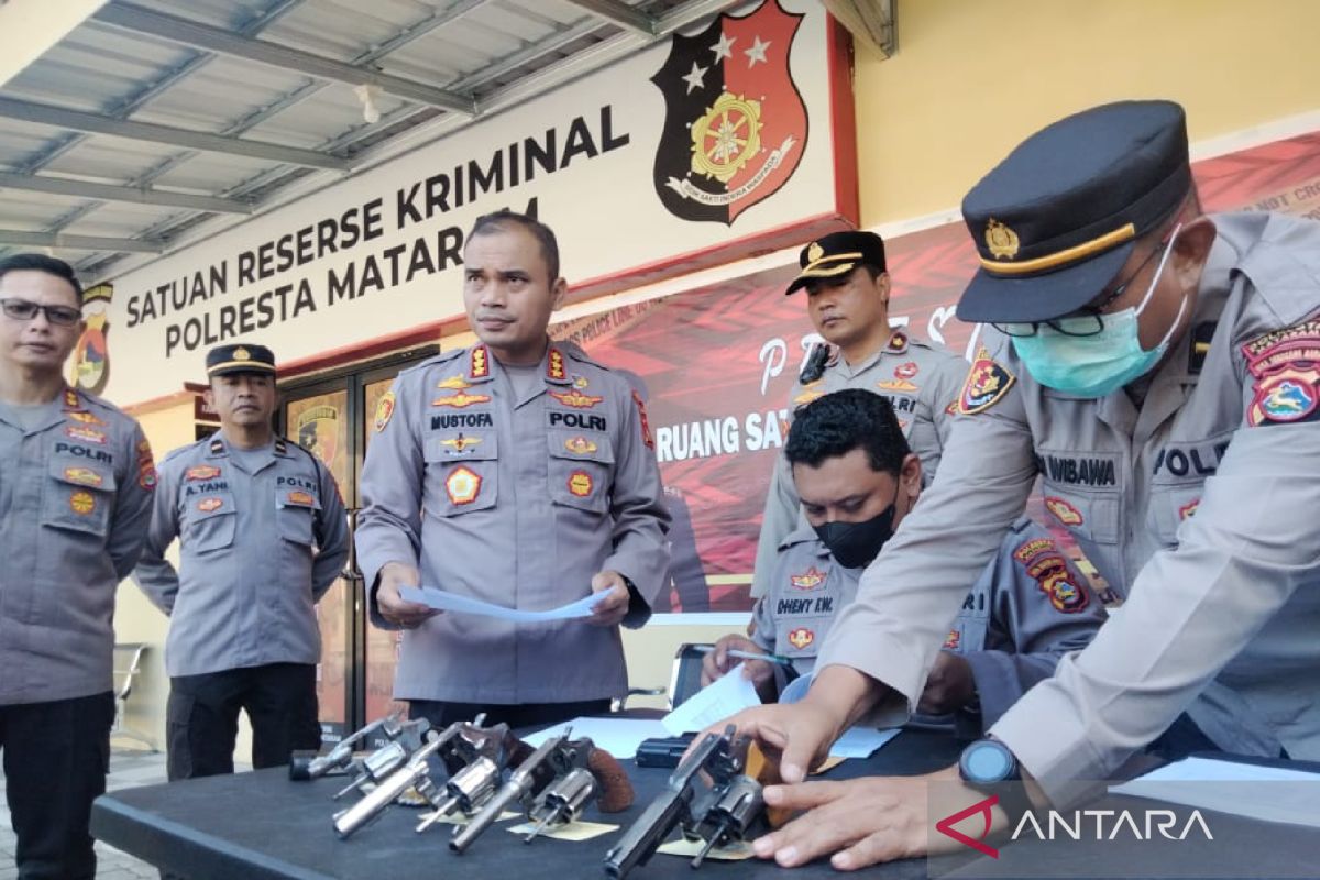 Kapolresta Mataram memeriksa kelayakan 362 senjata api personel