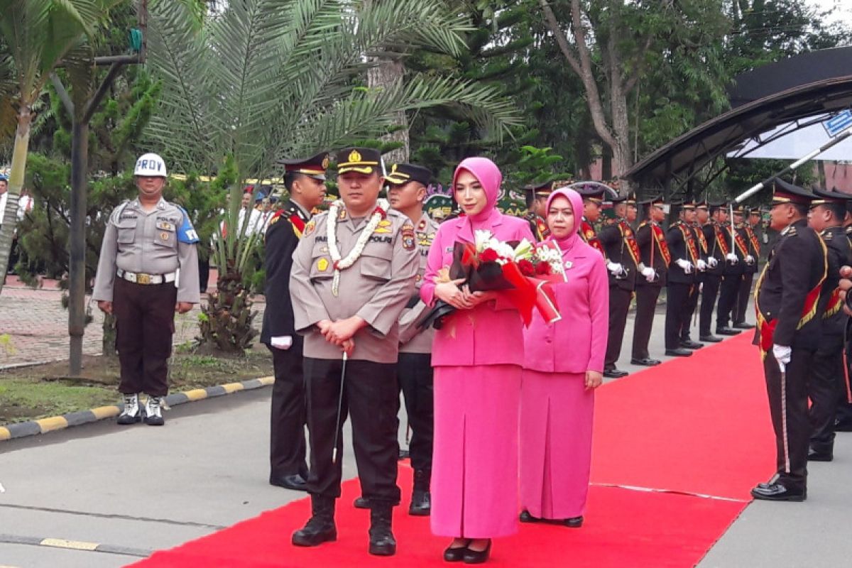 Disambut Pedang Pora, AKBP Faisal Simatupang masuki Mapolres Langkat