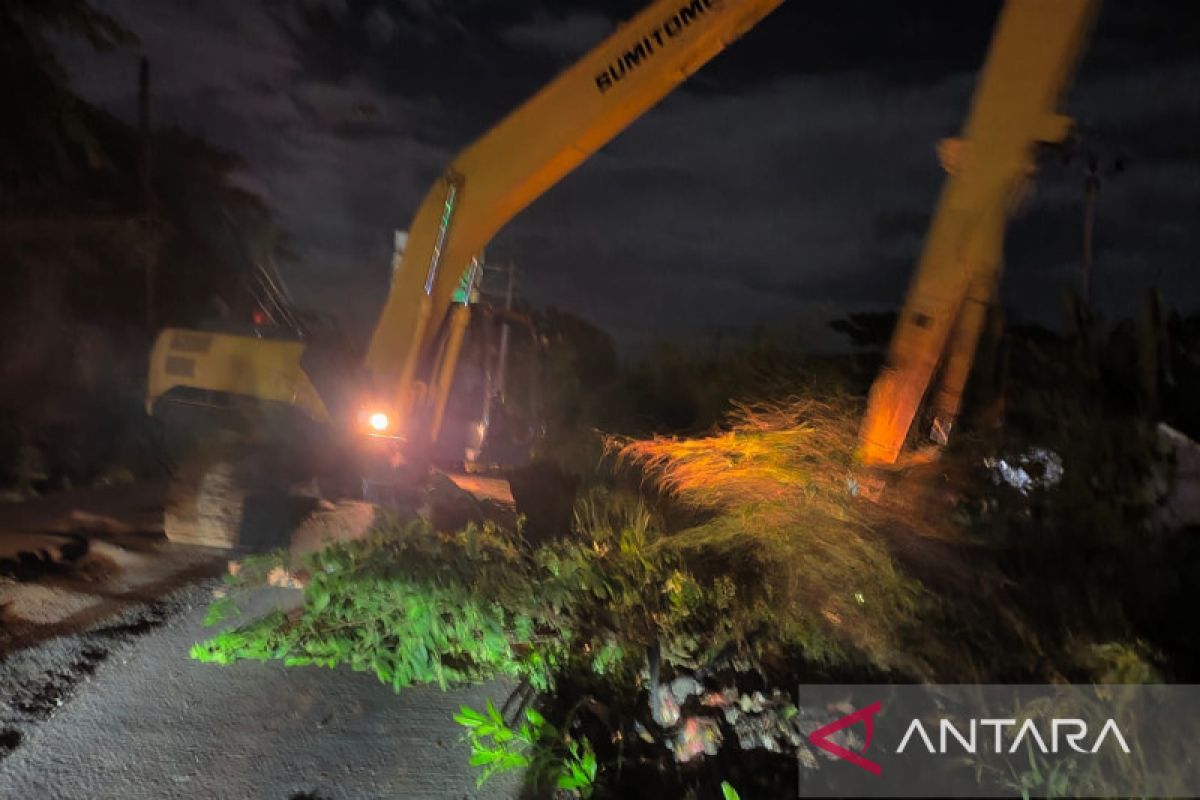 DLH Bekasi bersihkan sampah sumbat Kali Sepak area Tol Cibitung-Cilincing