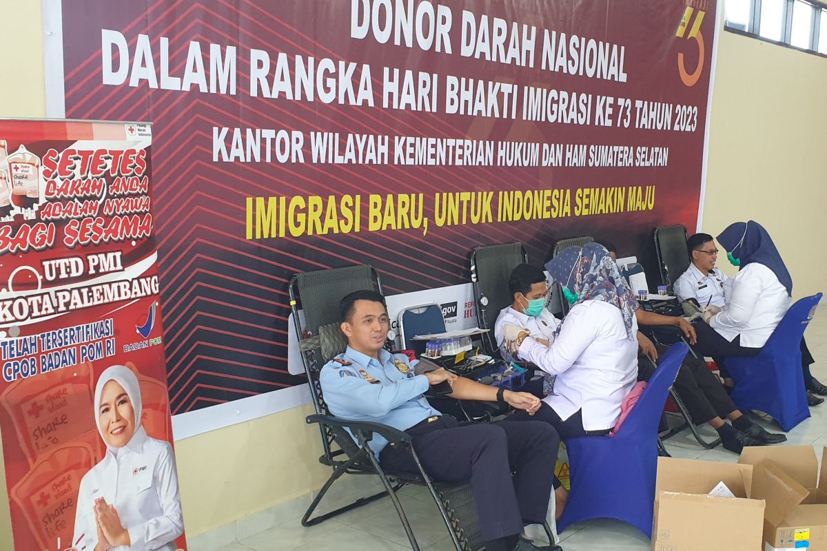 Imigrasi Palembang gelar donor darah perkuat stok PMI