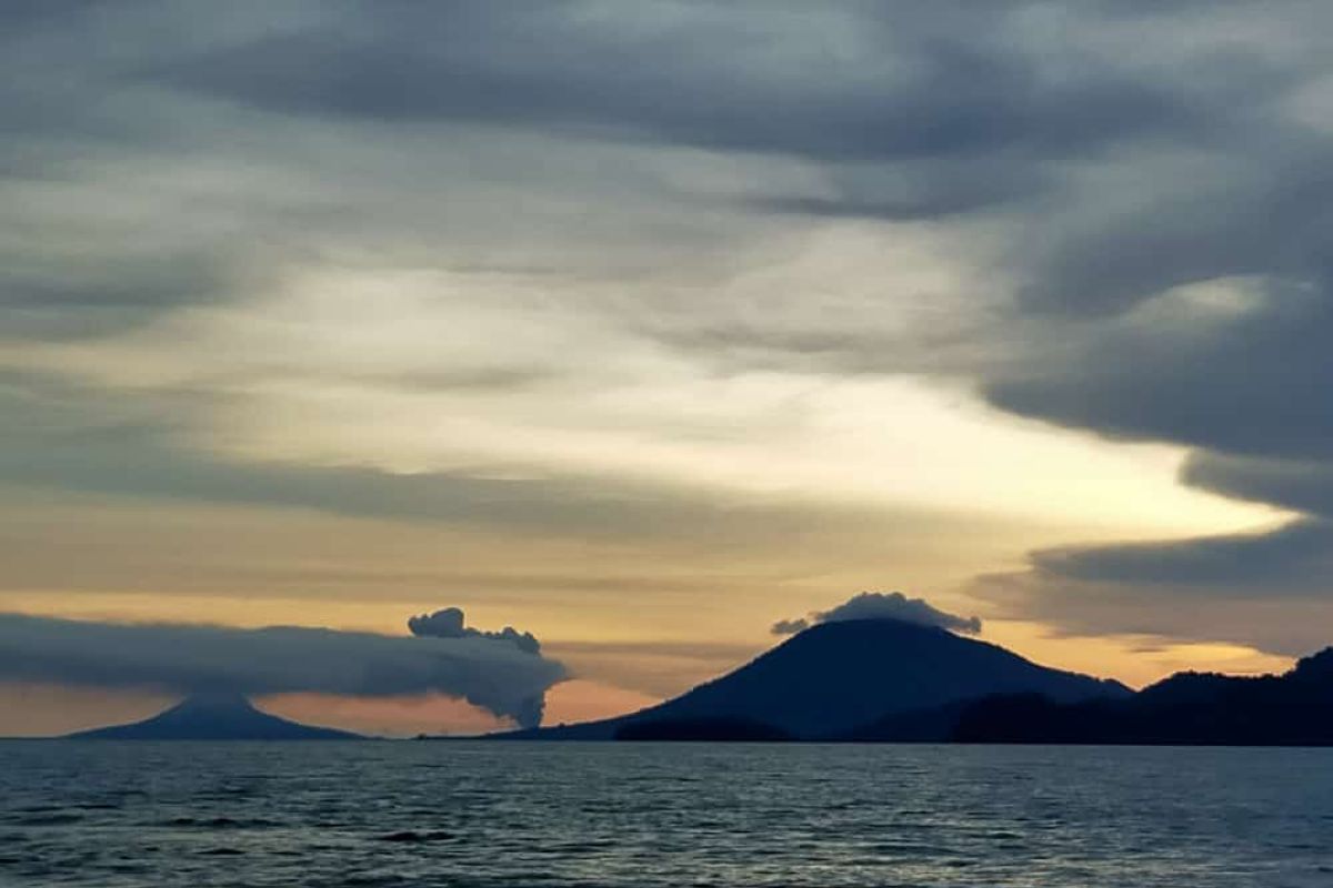 Erupsi Gunung Anak Krakatau pada Rabu pukul 17.54 WIB