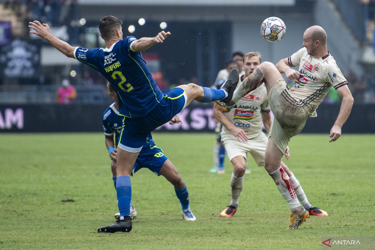 Liga 1 - Persija Jakarta vs Persib Bandung, duel dua harimau yang tersesat