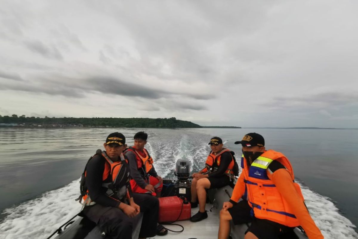Tim SAR mencari nelayan hilang usai diterjang angin kencang di Buton