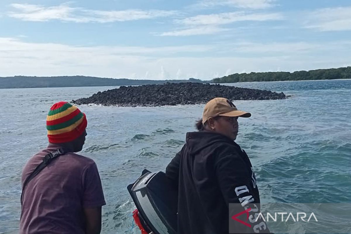 Sebuah pulau muncul di Kepulauan Tanimbar Maluku setelah gempa