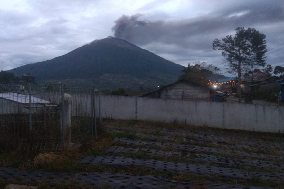 Gunung Kerinci kembali erupsi dan keluarkan abu setinggi 900 meter