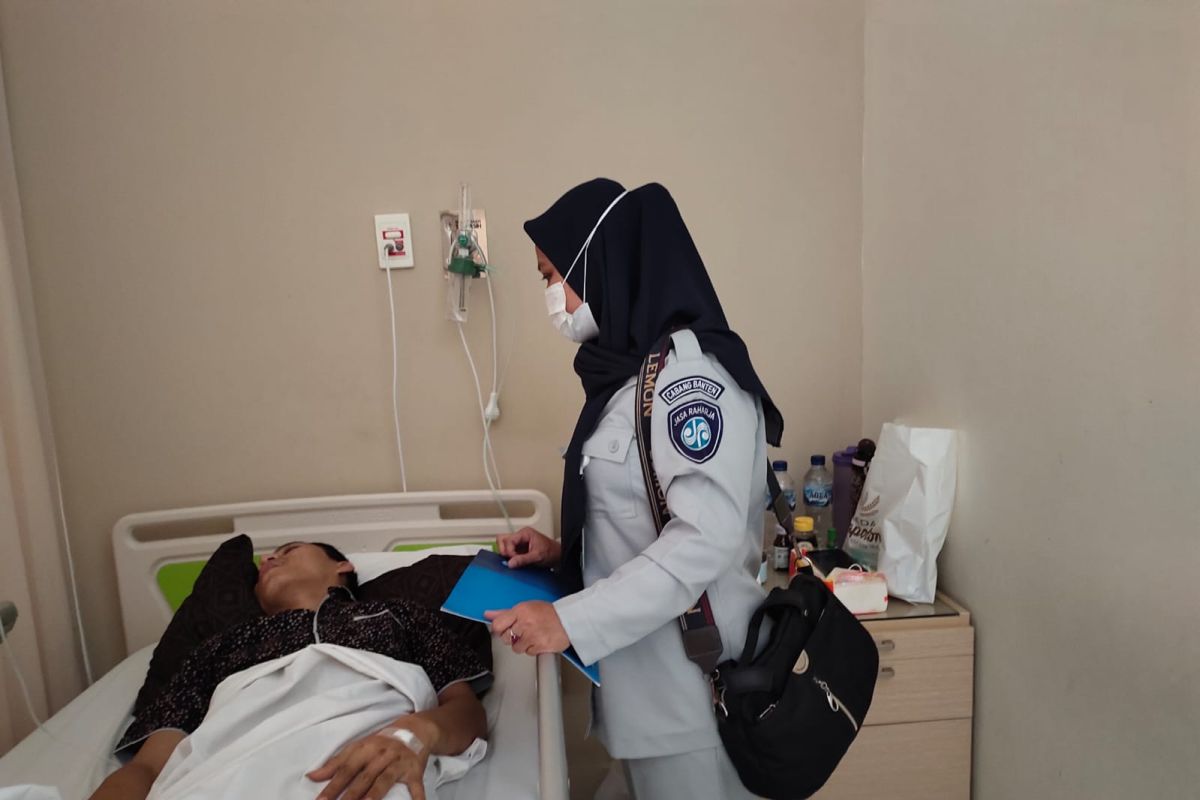 Petugas Jasa Raharja Kunjungi Korban Laka Lantas di RS Sari Asih Cipondoh