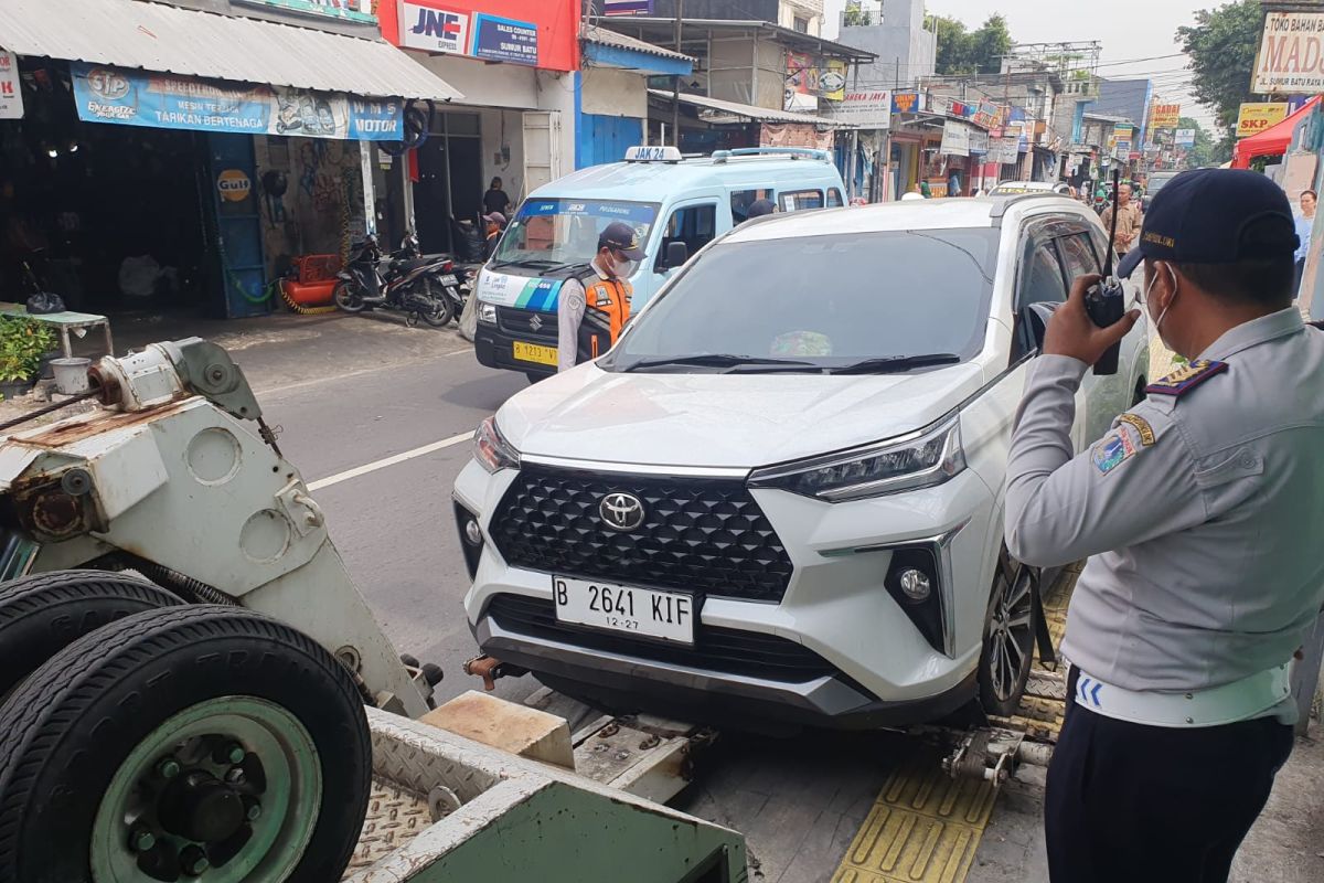 Sudinhub Jakpus derek puluhan mobil yang parkir sembarang di Kemayoran