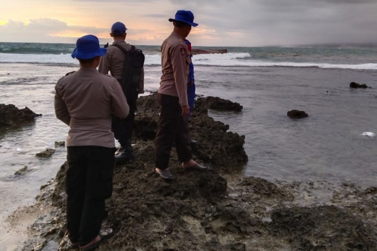 Kapal "misterius" terdampar di pantai bikin gempar