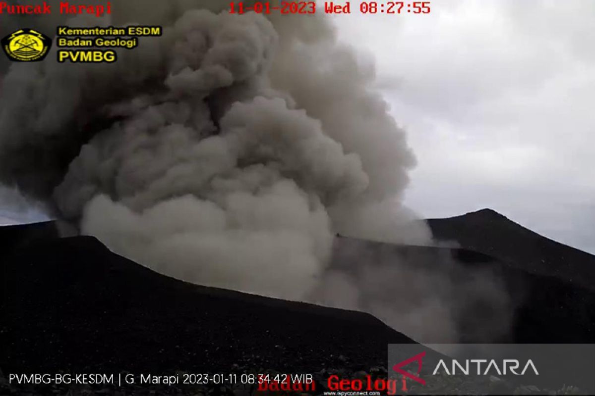 Gunung Marapi di Sumatera Barat erupsi setinggi 800 meter