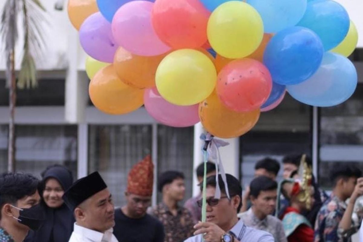 Peringati HUT ke-46, SMA Semen Padang lepas balon berhadiah ke udara