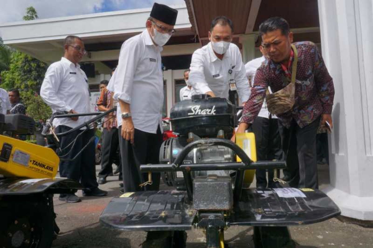 Pemkab Magelang bantu alsintan kepada 77 kelompok  tani