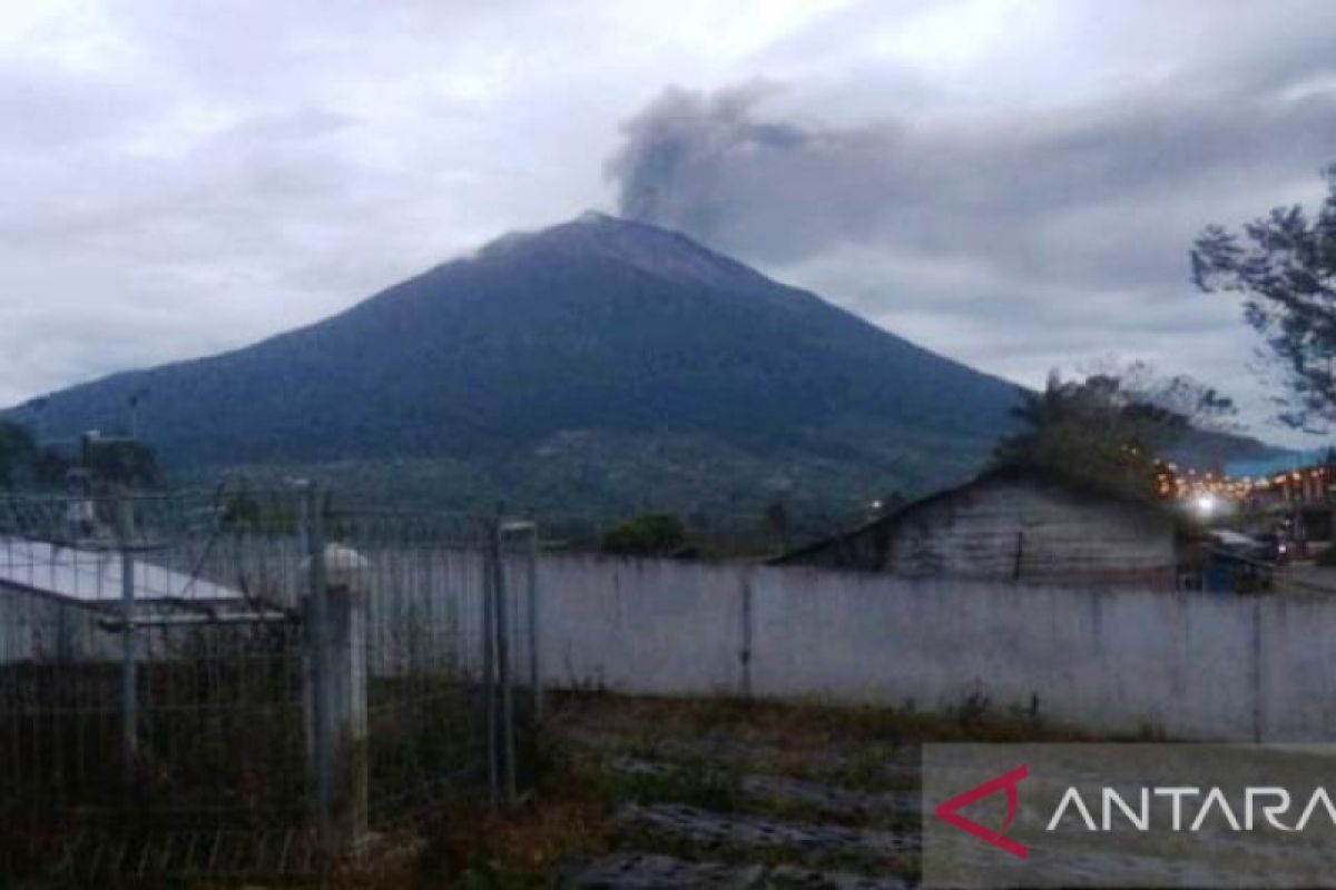 Hari ini, Gunung Kerici erupsi selama 8 menit 20 detik