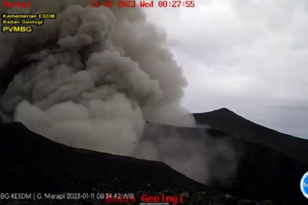 Gunung Marapi di Sumatera Barat erupsi lontaran abu setinggi 800 meter